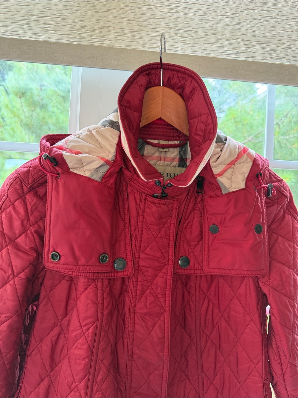 Burberry Red Quilted Hooded Puffer Jacket in EC , the belt is missing - Picture 2 of 11